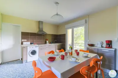 Cuisine ou kitchenette dans l'établissement Sanguinet Appartement 3 chambres proche du lac