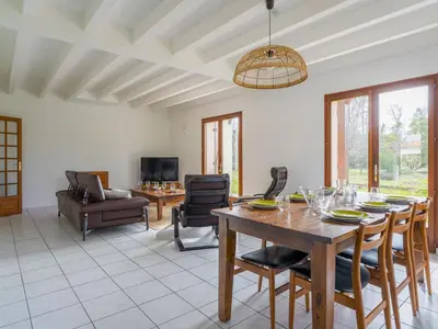 Télévision ou salle de divertissement dans l'établissement Maison au bord du lac de Biscarrosse - 6 pers - Jardin et parking - Proche pistes cyclables - FR-1-319-511