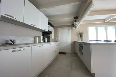 Cuisine ou kitchenette dans l'établissement Dépendance complète centre-ville de La Teste