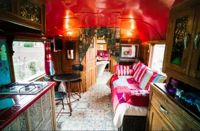 Cuisine ou kitchenette dans l'établissement Magnifique Roulotte Bohème 1930