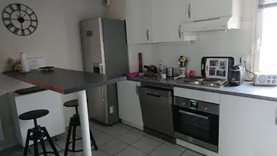 Cuisine ou kitchenette dans l'établissement Res au calme et arboree