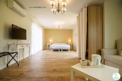 Un ou plusieurs lits dans un hébergement de l'établissement Villa avec Piscine Parentis en Born 13 personnes