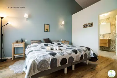 Un ou plusieurs lits dans un hébergement de l'établissement Villa avec Piscine Parentis en Born 13 personnes