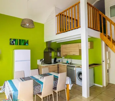 Cuisine ou kitchenette dans l'établissement Village Drôles d'Oiseaux
