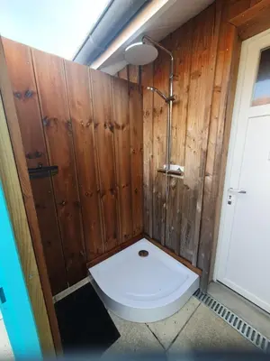 Salle de bains dans l'établissement Village Drôles d'Oiseaux