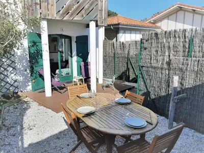 Terrasse ou espace extérieur de l'établissement Appartement cosy, 4 pers, proche plages et centre, BBQ, parking, Wifi inclus - FR-1-239-943