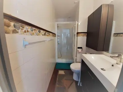 Salle de bains dans l'établissement Appartement cosy, 4 pers, proche plages et centre, BBQ, parking, Wifi inclus - FR-1-239-943