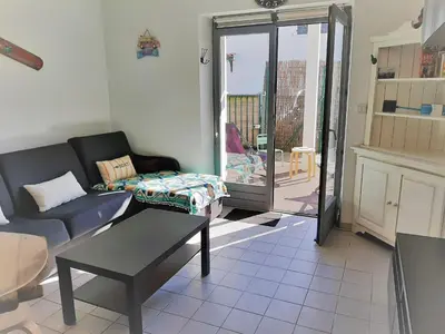 Coin salon dans l'établissement Appartement cosy, 4 pers, proche plages et centre, BBQ, parking, Wifi inclus - FR-1-239-943