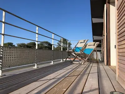 Balcon ou terrasse dans l'établissement Modern Beach Villa 150m from the Atlantic surf