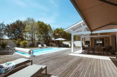 Piscine de l'établissement Villa Hibiscus à 10 min de l'océan ou située à proximité