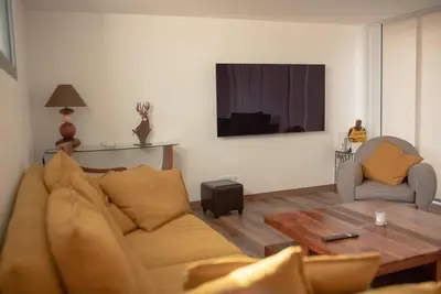 Télévision ou salle de divertissement dans l'établissement Villa Hibiscus à 10 min de l'océan