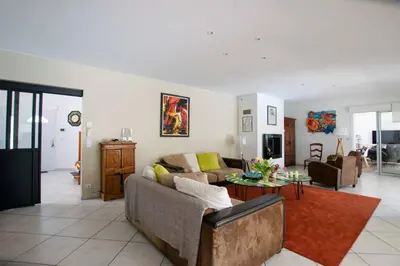 Télévision ou salle de divertissement dans l'établissement Villa Hibiscus à 10 min de l'océan