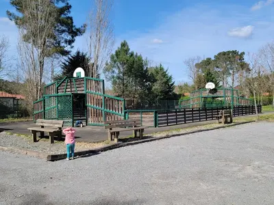 Aire de jeux pour enfants de l'établissement Mobilhome 6 personnes 32m2