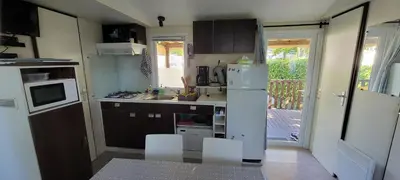 Cuisine ou kitchenette dans l'établissement Mobilhome 6 personnes 32m2