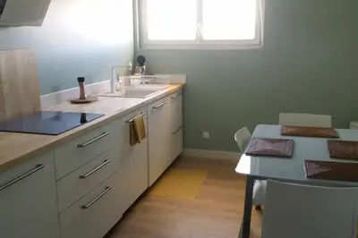 Cuisine ou kitchenette dans l'établissement Logement la Teste de Buch