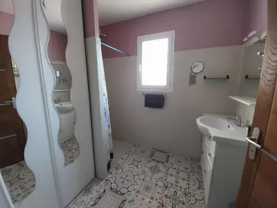 Salle de bains dans l'établissement Mimizan Jolie maison moderne avec piscine chauffée 4 Ch et jardin