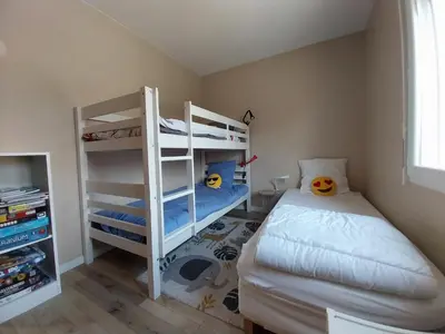 Un ou plusieurs lits dans un hébergement de l'établissement Mimizan Jolie maison moderne avec piscine chauffée 4 Ch et jardin