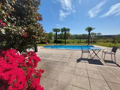 Piscine de l'établissement Confortable Landaise avec piscine privée proche lac et golf ou située à proximité