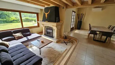 Coin salon dans l'établissement Confortable Landaise avec piscine privée proche lac et golf