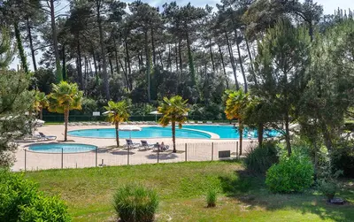 Piscine de l'établissement Les Dunes 6 personnes ,piscines ,tennis etc proche de la plage ou située à proximité