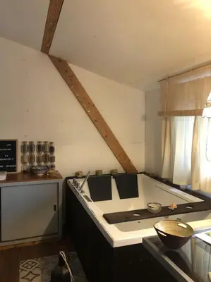 Cuisine ou kitchenette dans l'établissement Cosy Cabane Boise solaire, Balneo bath et toilette seche a la Ferme