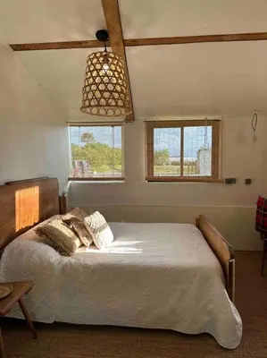 Un ou plusieurs lits dans un hébergement de l'établissement Cosy Cabane Boise solaire, Balneo bath et toilette seche a la Ferme