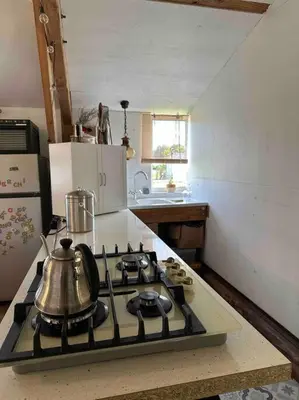 Cuisine ou kitchenette dans l'établissement Cosy Cabane Boise solaire, Balneo bath et toilette seche a la Ferme