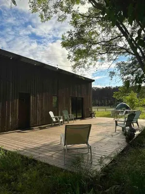 Jardin de l'établissement Cosy Cabane Boise solaire, Balneo bath et toilette seche a la Ferme