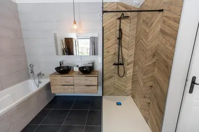 Salle de bains dans l'établissement La villa de saint lon