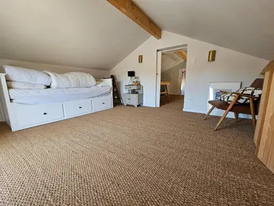 Un ou plusieurs lits dans un hébergement de l'établissement Maison de ville avec piscine