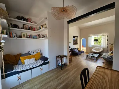 Coin salon dans l'établissement Maison de ville avec piscine