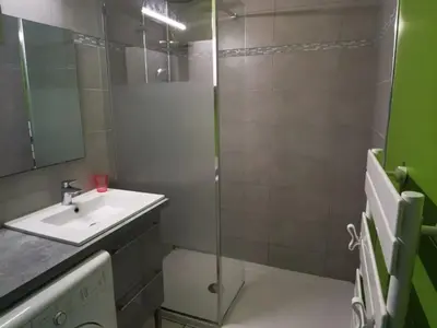 Salle de bains dans l'établissement Agréable T2 avec Piscine et Parking à Soustons - FR-1-379-165