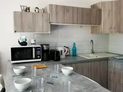 Cuisine ou kitchenette dans l'établissement Agréable T2 avec Piscine et Parking à Soustons - FR-1-379-165