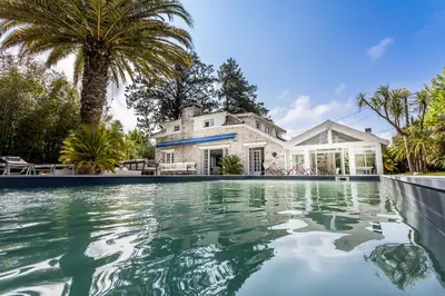 Piscine de l'établissement Embruns - Location vacances capbreton superbe villa avec jardin et piscine chauffée ou située à proximité