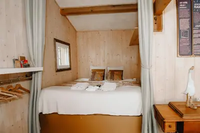 Un ou plusieurs lits dans un hébergement de l'établissement Le Cabanon doré, Suite SPA et nature chez Ivona Vacances