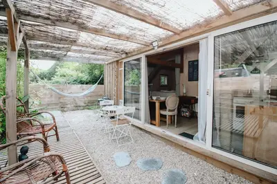 Terrasse ou espace extérieur de l'établissement Le Cabanon doré, Suite SPA et nature chez Ivona Vacances
