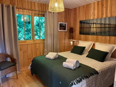 Un ou plusieurs lits dans un hébergement de l'établissement Cabane Noa neuve- piscine chauffée