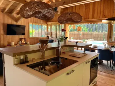 Télévision ou salle de divertissement dans l'établissement Cabane Noa neuve- piscine chauffée