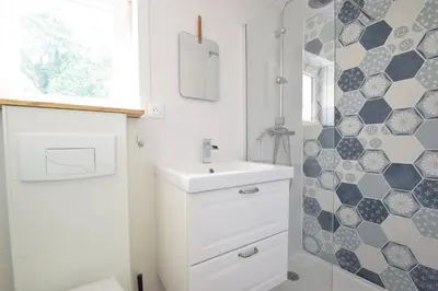 Salle de bains dans l'établissement Adorable maison d'hôtes avec piscine- tiny house