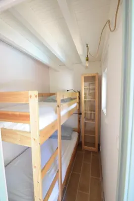 Un ou plusieurs lits dans un hébergement de l'établissement Adorable maison d'hôtes avec piscine- tiny house