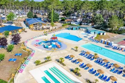 Piscine de l'établissement Charmant Mobilhome avec espace vert au milieu des pins proche de la plage sur le camping 