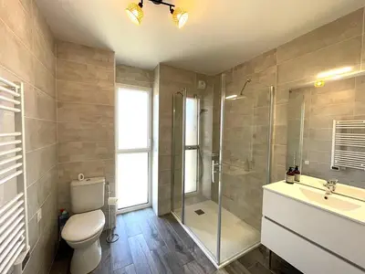 Salle de bains dans l'établissement Appartement moderne T2 pour 4 pers. près de la plage avec parking à Vieux-Boucau - FR-1-379-166
