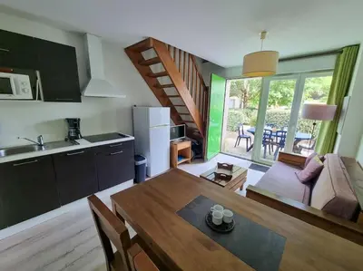 Cuisine ou kitchenette dans l'établissement La Cabane Apolonia maison 6 pp Piscine en bord lac