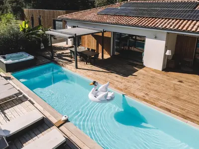 Piscine de l'établissement VILLA DREAM LANDES Piscine tempérée-Jacuzzi-5 suites parentales ou située à proximité
