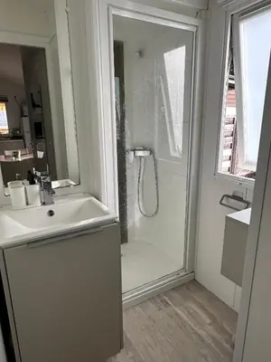 Salle de bains dans l'établissement Mobil Home Moderne avec grand terrasse