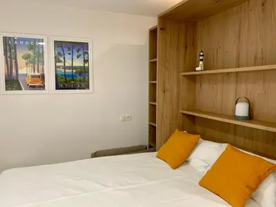 Un ou plusieurs lits dans un hébergement de l'établissement Studio à côté du lac avec terrasse