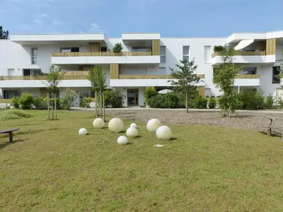 Jardin de l'établissement Residence Coeur boise appartement avec terrasse et wifi Espace vert