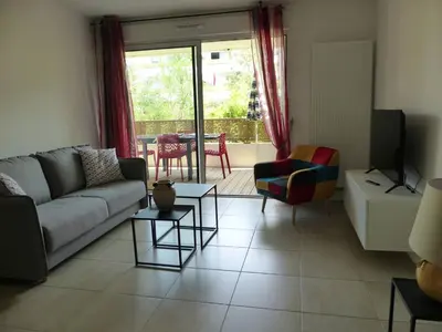 Télévision ou salle de divertissement dans l'établissement Residence Coeur boise appartement avec terrasse et wifi Espace vert