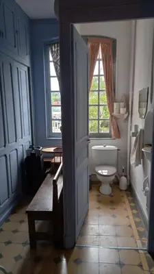 Salle de bains dans l'établissement Maysou de Noé
