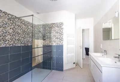 Salle de bains dans l'établissement Appartement proche du lac centre ville